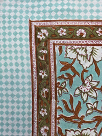 Détail du blockprint du foulard Sarita : damier vert d’eau et bordure fleurie olive