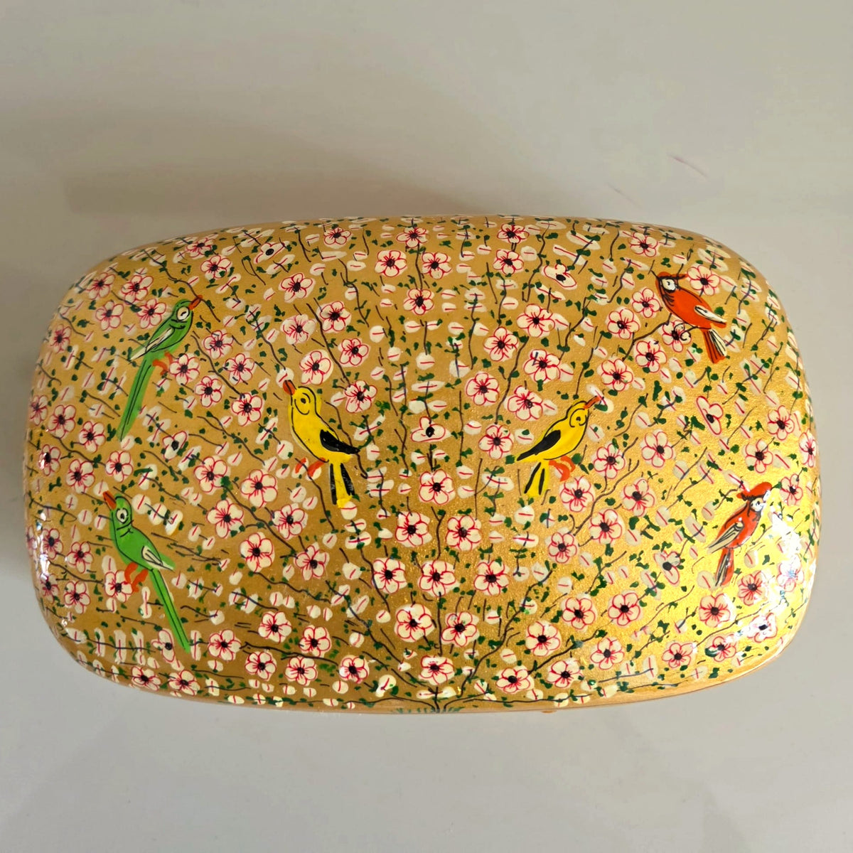 Boîte à trésors Chameli en papier mâché laqué, fleurs roses et oiseaux sur fond clair — vue de dessus