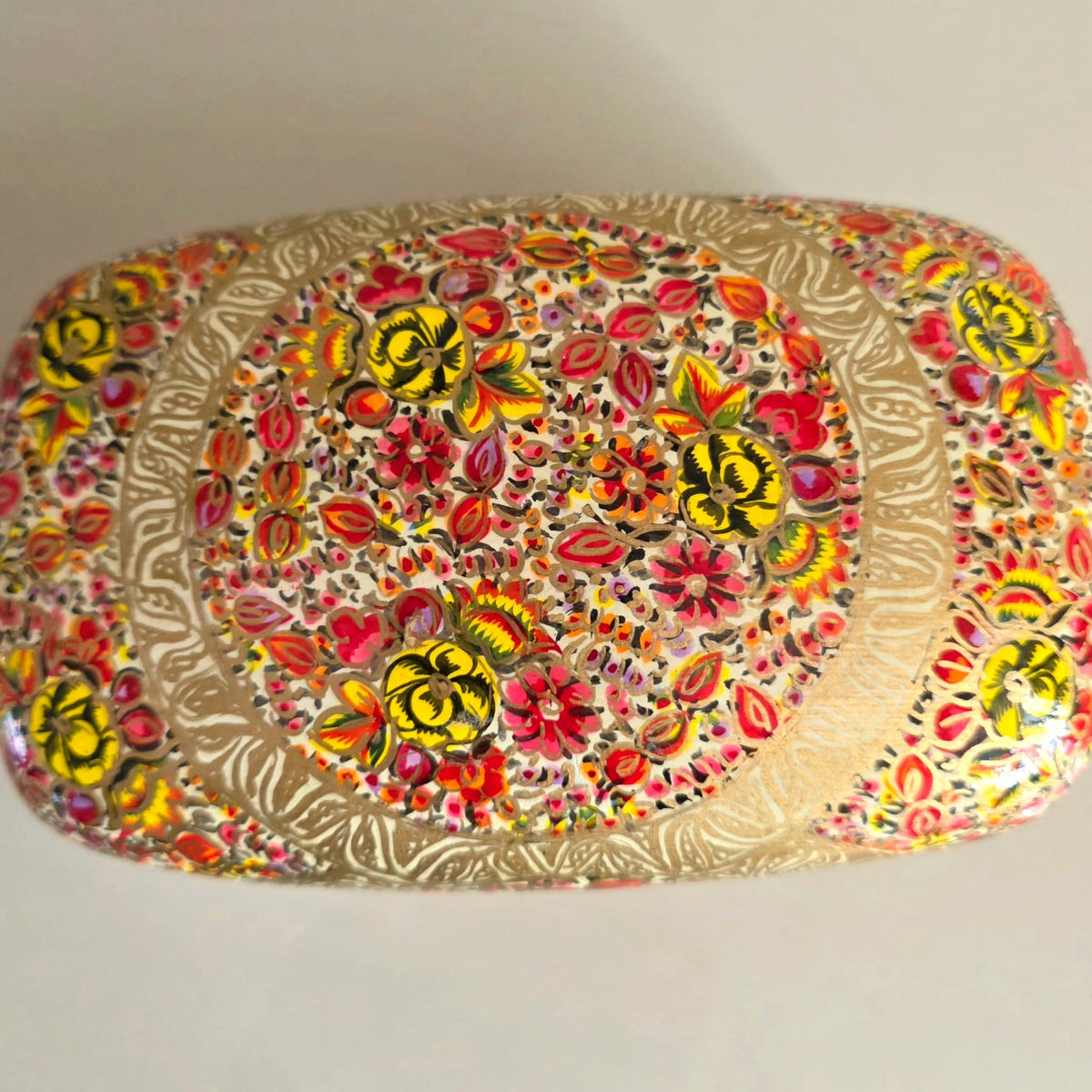 Boîte à trésors Mallika en papier mâché laqué, semis fleuri polychrome sur fond crème — vue de dessus