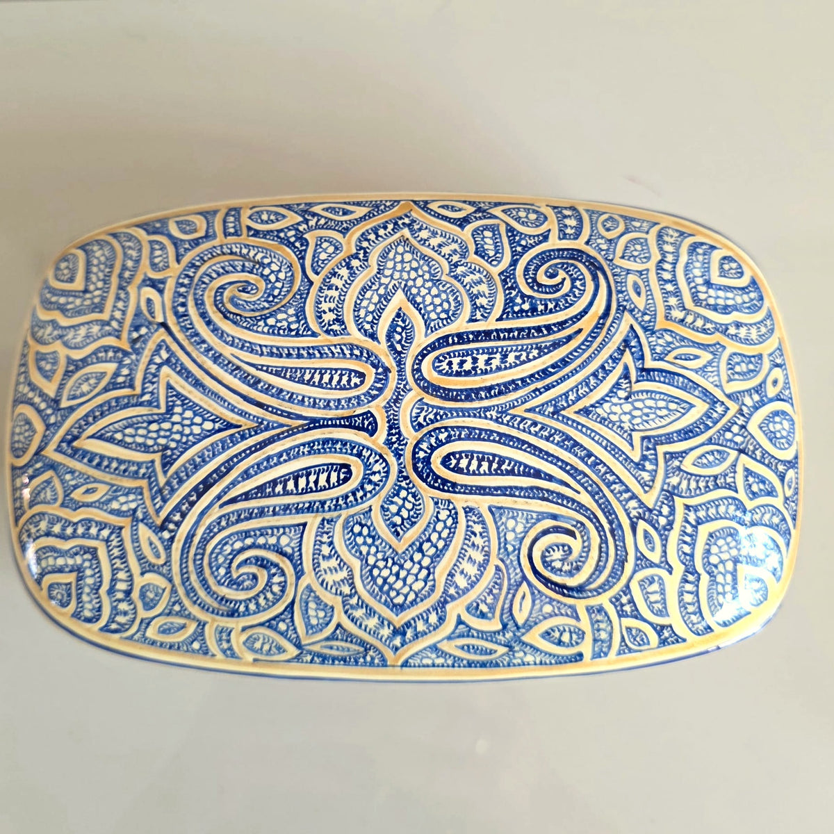 Boîte à trésors Neelam en papier mâché laqué, grand motif cachemire bleu — vue de dessus