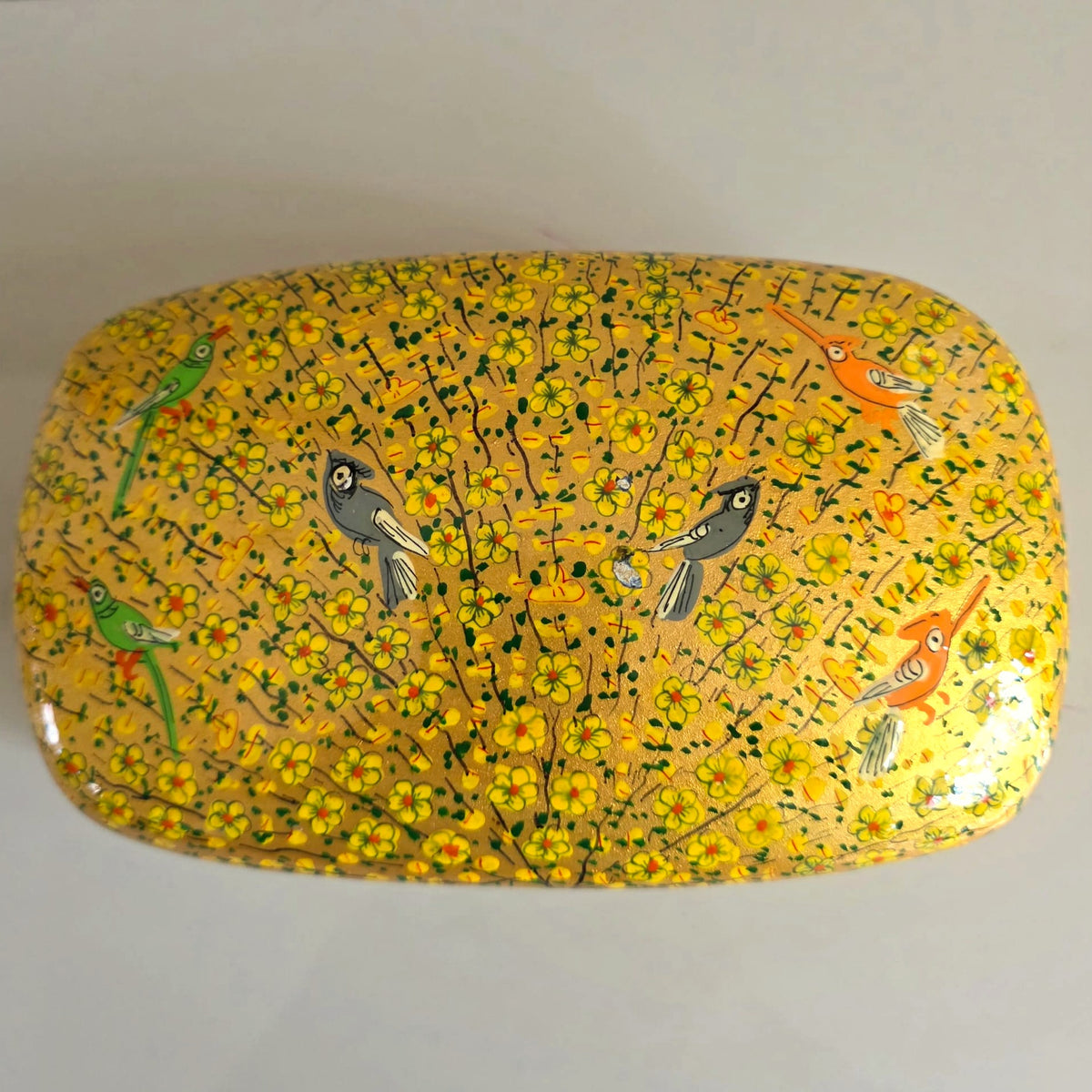 Boîte à trésors Sarika en papier mâché laqué, oiseaux et fleurs jaunes — vue de dessus