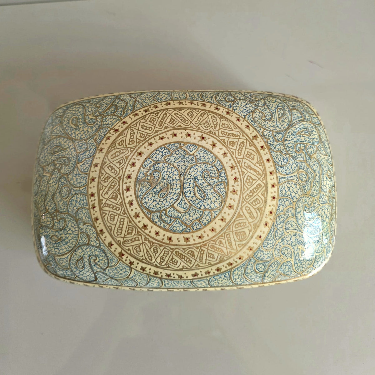 Boîte à trésors Sheetal en papier mâché laqué, médaillon bleu pâle sur fond crème — vue de dessus