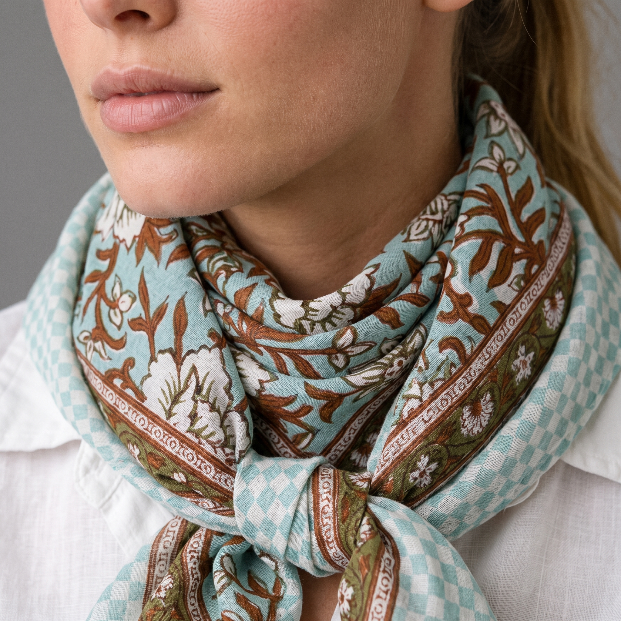Détail du blockprint du foulard Sarita : trame du coton, bordure rust et olive, fleurs blanches