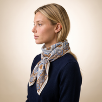 Foulard Nabha vu de profil, noué au cou sur un pull marine