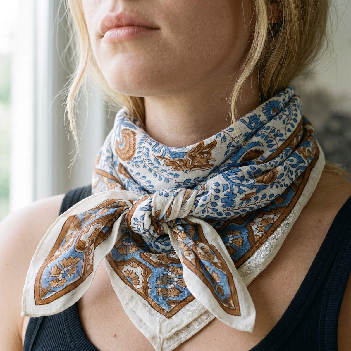 Détail du blockprint du foulard Nabha : trame du coton, fleurs bleues et caramel, bordure brune