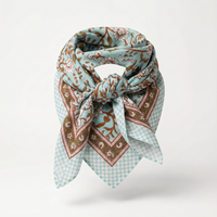 Foulard Sarita noué : coton blockprint, champ floral vert d’eau et bordure damier