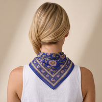 Foulard Rajani vu de dos : le drapé sur la nuque, fleurs roses sur bleu de nuit