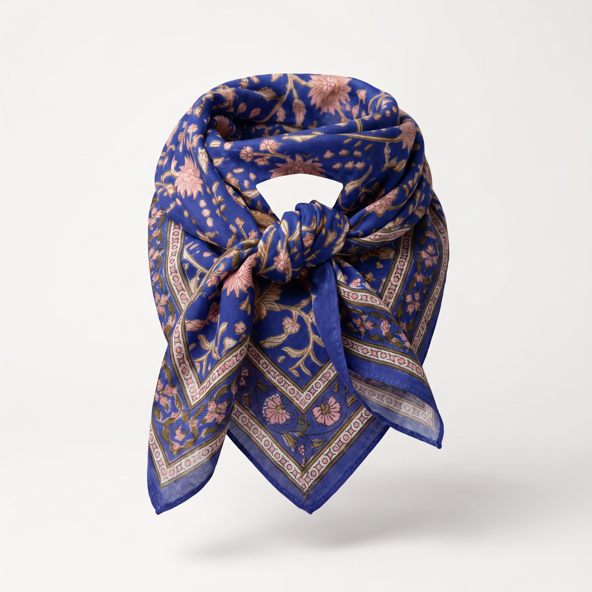 Foulard Rajani noué : coton blockprint bleu de nuit, fleurs roses et olive
