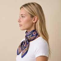 Foulard Rajani vu de profil, noué au cou sur un t-shirt blanc