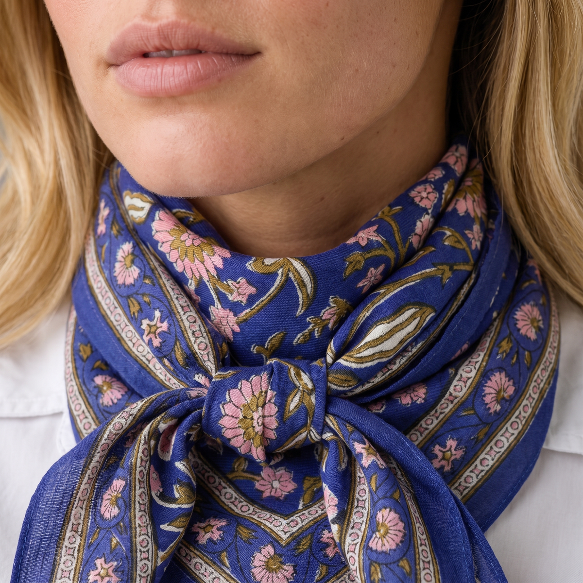Détail du blockprint du foulard Rajani : trame du coton, fleurs roses et feuillages olive