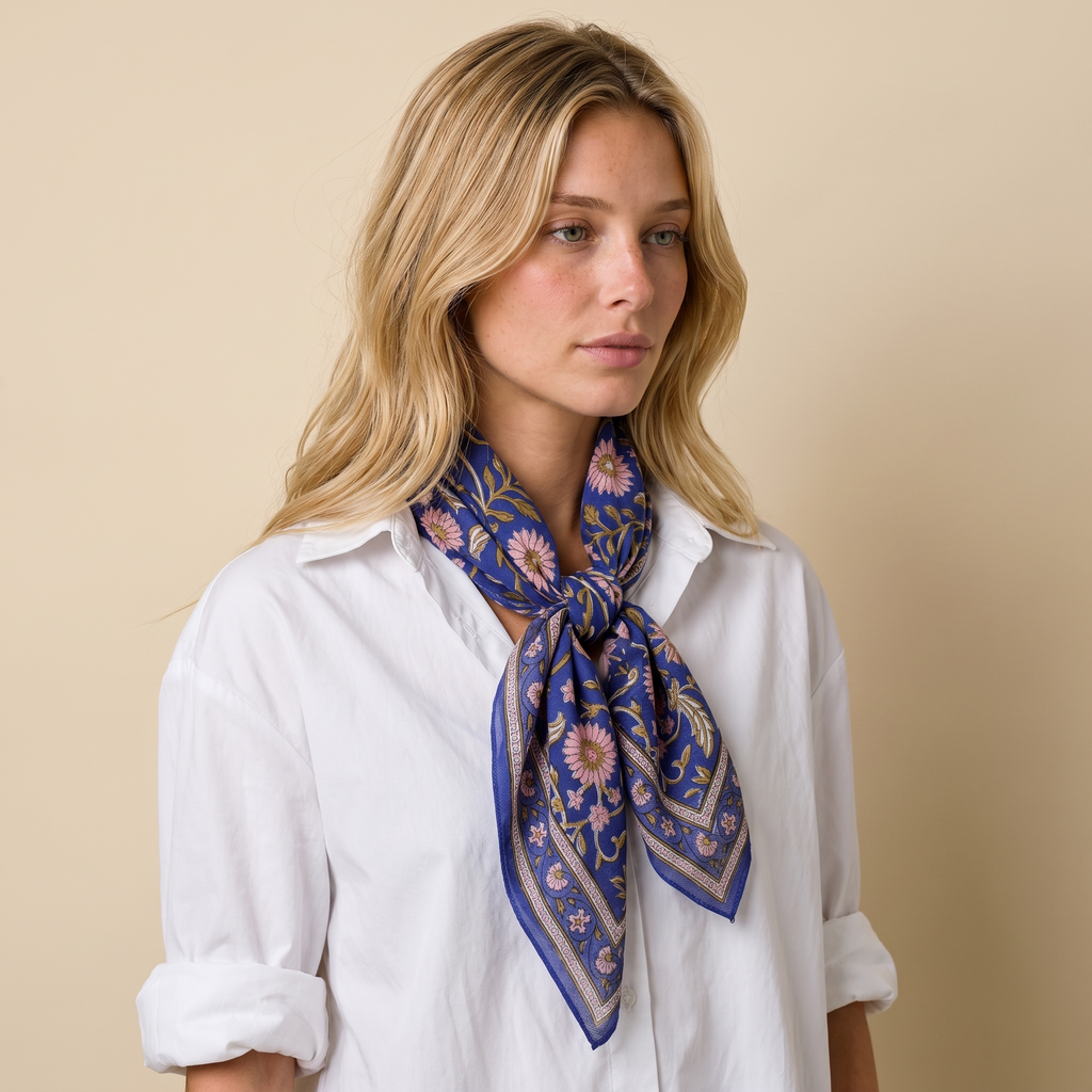 Foulard Rajani porté : noué au cou sur une chemise blanche, fleurs roses sur bleu de nuit