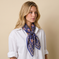 Foulard Rajani porté : noué au cou sur une chemise blanche, fleurs roses sur bleu de nuit