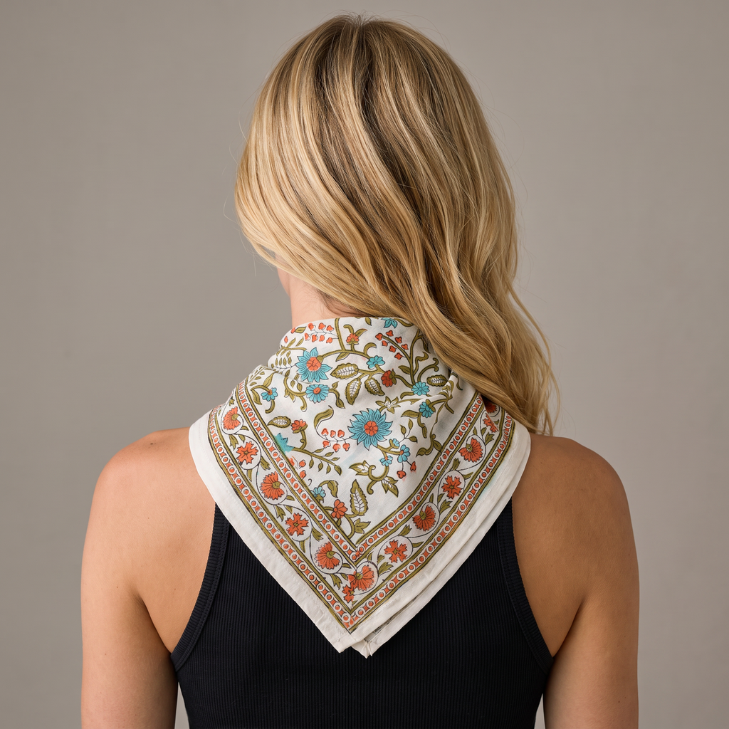Foulard Vatika vu de dos : le drapé sur la nuque, lianes fleuries turquoise et corail