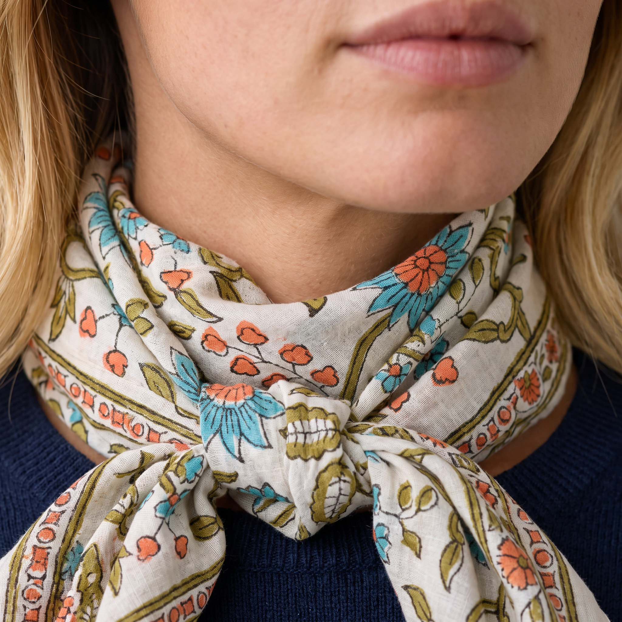Détail du blockprint du foulard Vatika : trame du coton, fleurs turquoise et corail