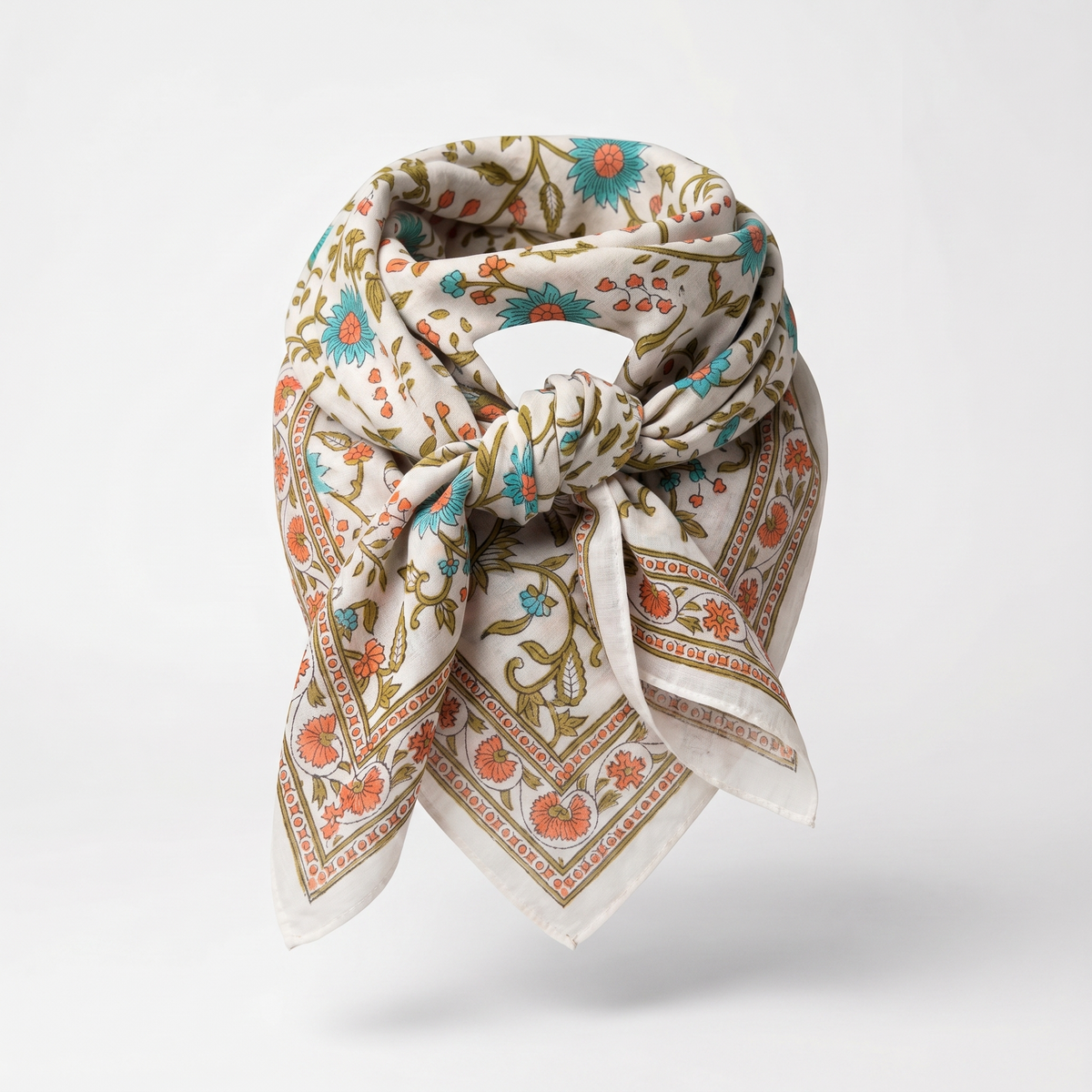 Foulard Vatika noué : coton blockprint blanc, fleurs turquoise et corail, feuillage olive