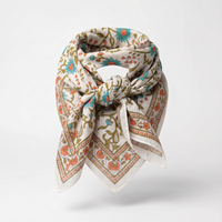 Foulard Vatika noué : coton blockprint blanc, fleurs turquoise et corail, feuillage olive