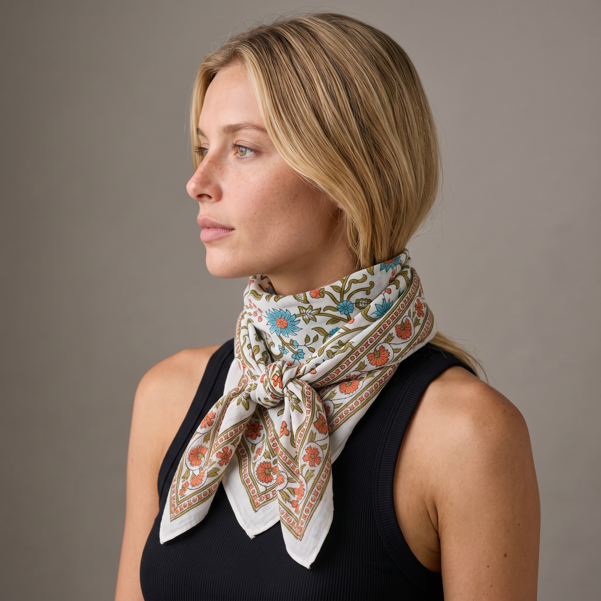 Foulard Vatika vu de profil, noué au cou sur un débardeur noir