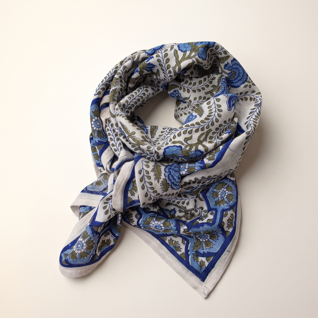Foulard Chandni noué : coton blockprint écru, lianes olive, fleurs bleues, bordure à médaillons