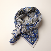 Foulard Chandni noué : coton blockprint écru, lianes olive, fleurs bleues, bordure à médaillons