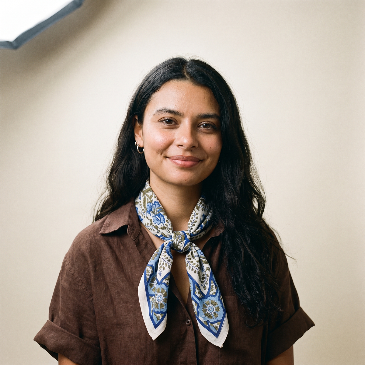 Foulard Chandni porté de face, noué au cou sur une chemise en lin brun