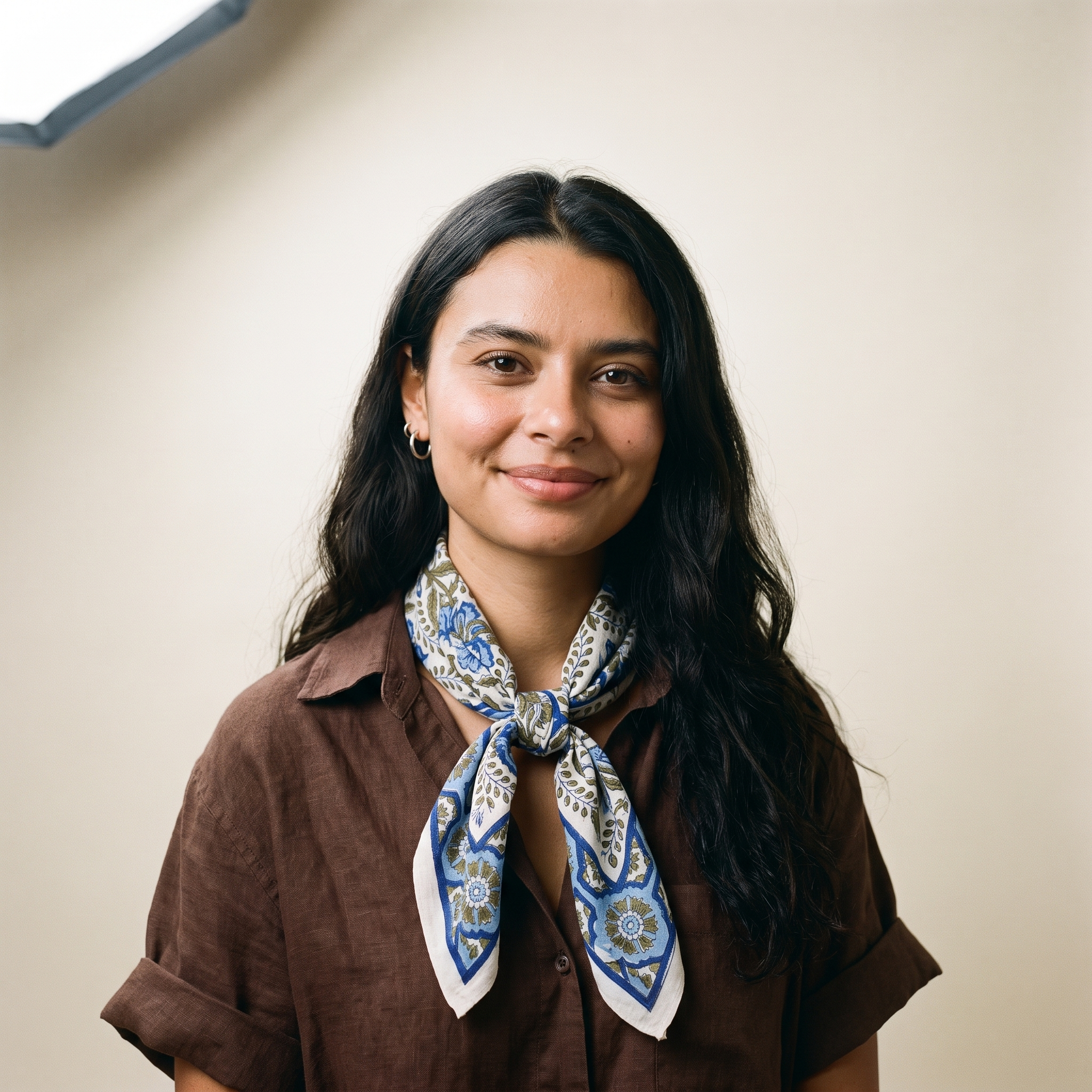 Foulard Chandni porté de face, noué au cou sur une chemise en lin brun