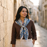 Foulard Chandni porté en extérieur, noué au cou dans une rue de pierre