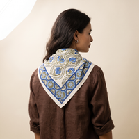 Foulard Chandni vu de dos : le drapé sur la nuque, lianes olive et bordure à médaillons bleus