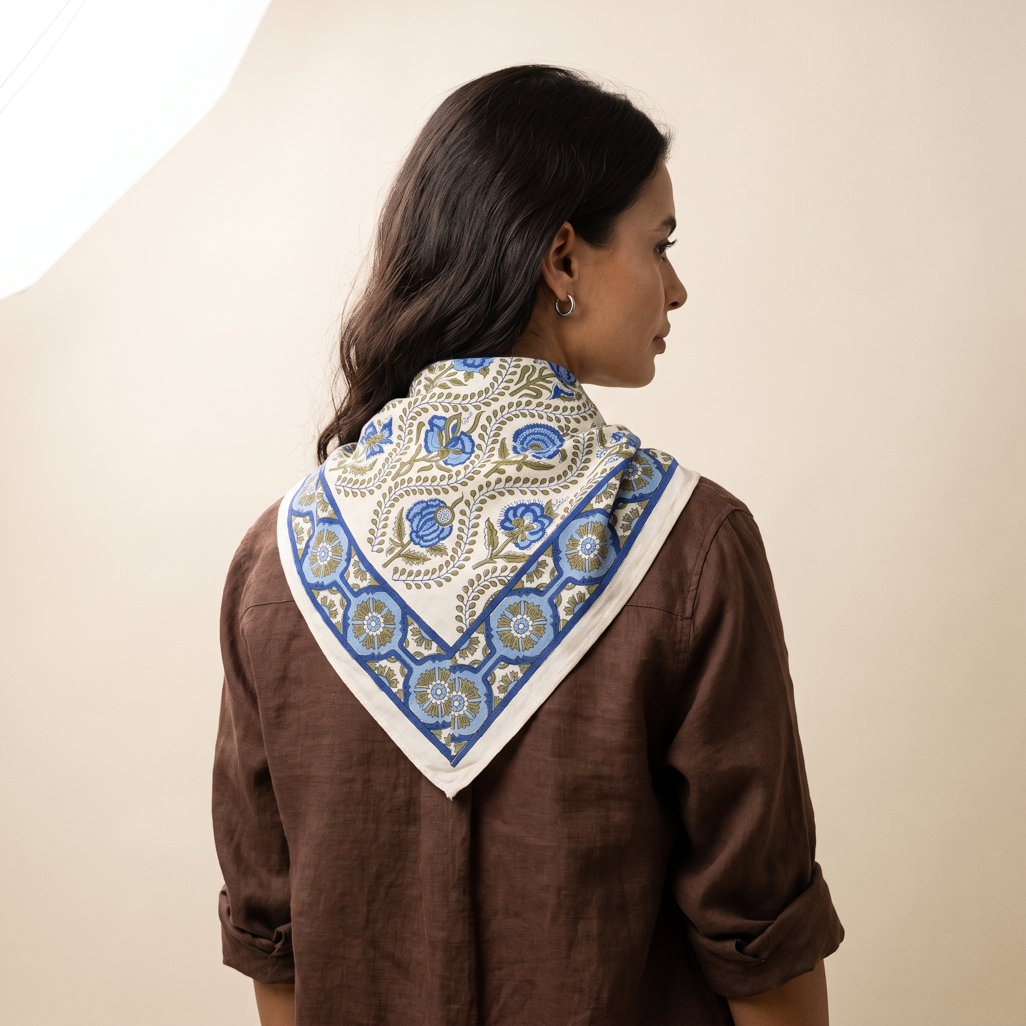 Foulard Chandni vu de dos : le drapé sur la nuque, lianes olive et bordure à médaillons bleus