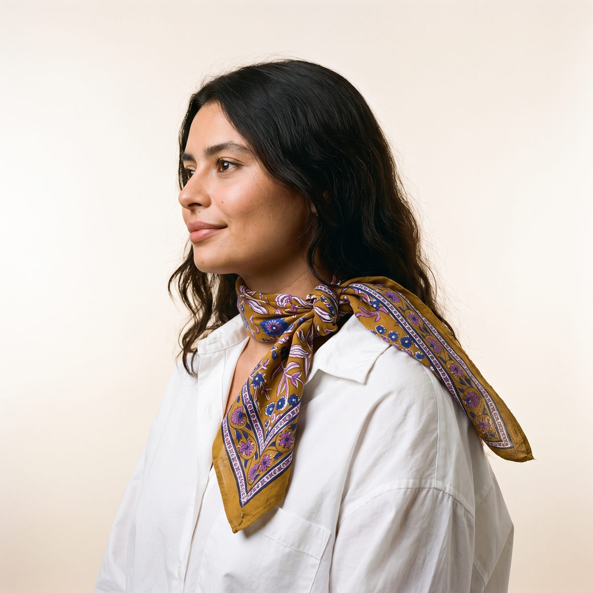 Foulard Sona vu de profil, noué au cou, les pointes sur l’épaule