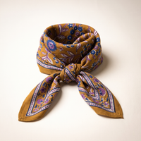 Foulard Sona noué : coton blockprint ocre, fleurs violettes et bleu roi, galons fleuris