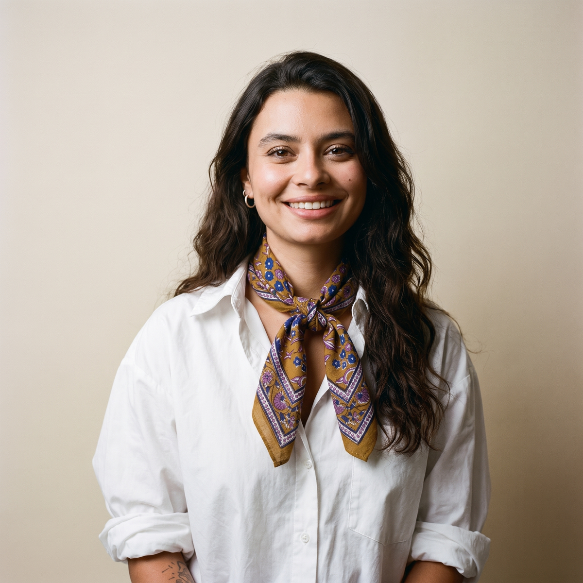 Foulard Sona porté de face, noué au cou sur une chemise en popeline blanche