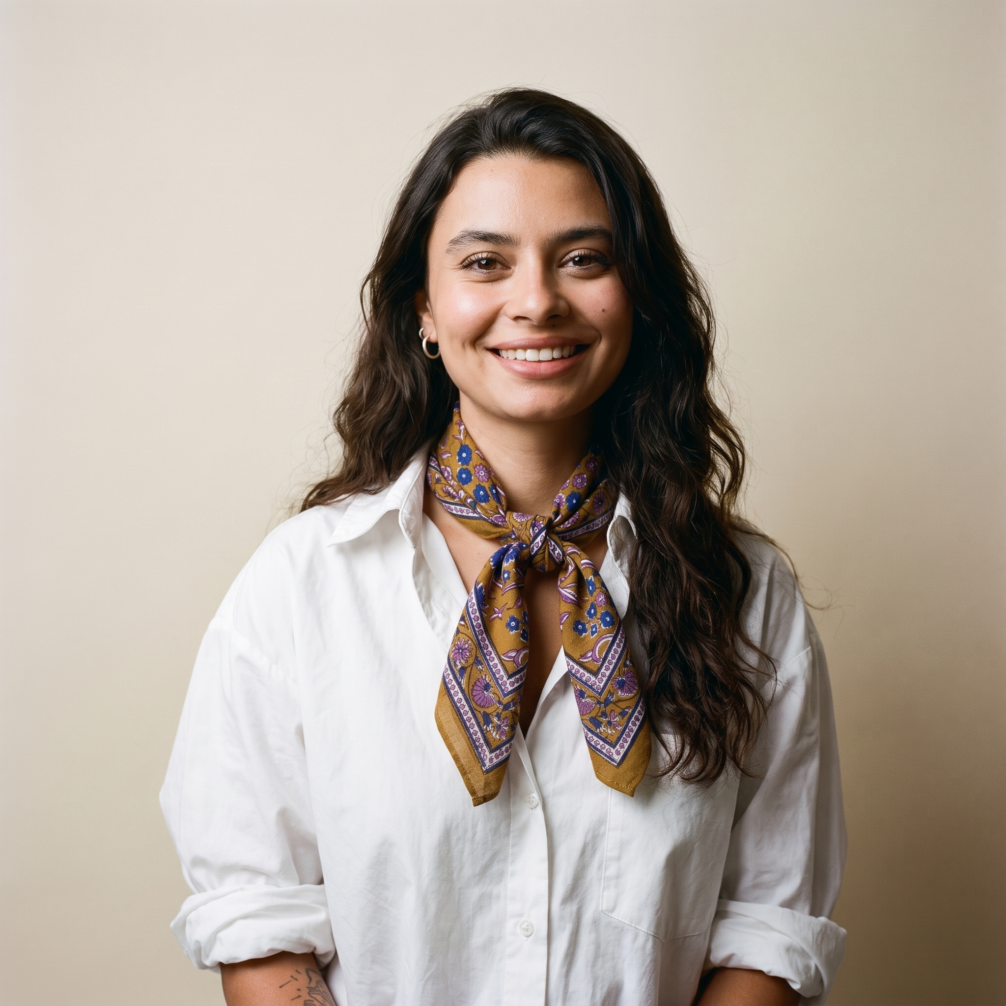 Foulard Sona porté de face, noué au cou sur une chemise en popeline blanche