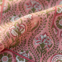 Détail du voile de coton du foulard Lalima : trame légère, feuillage olive et fleurs crème