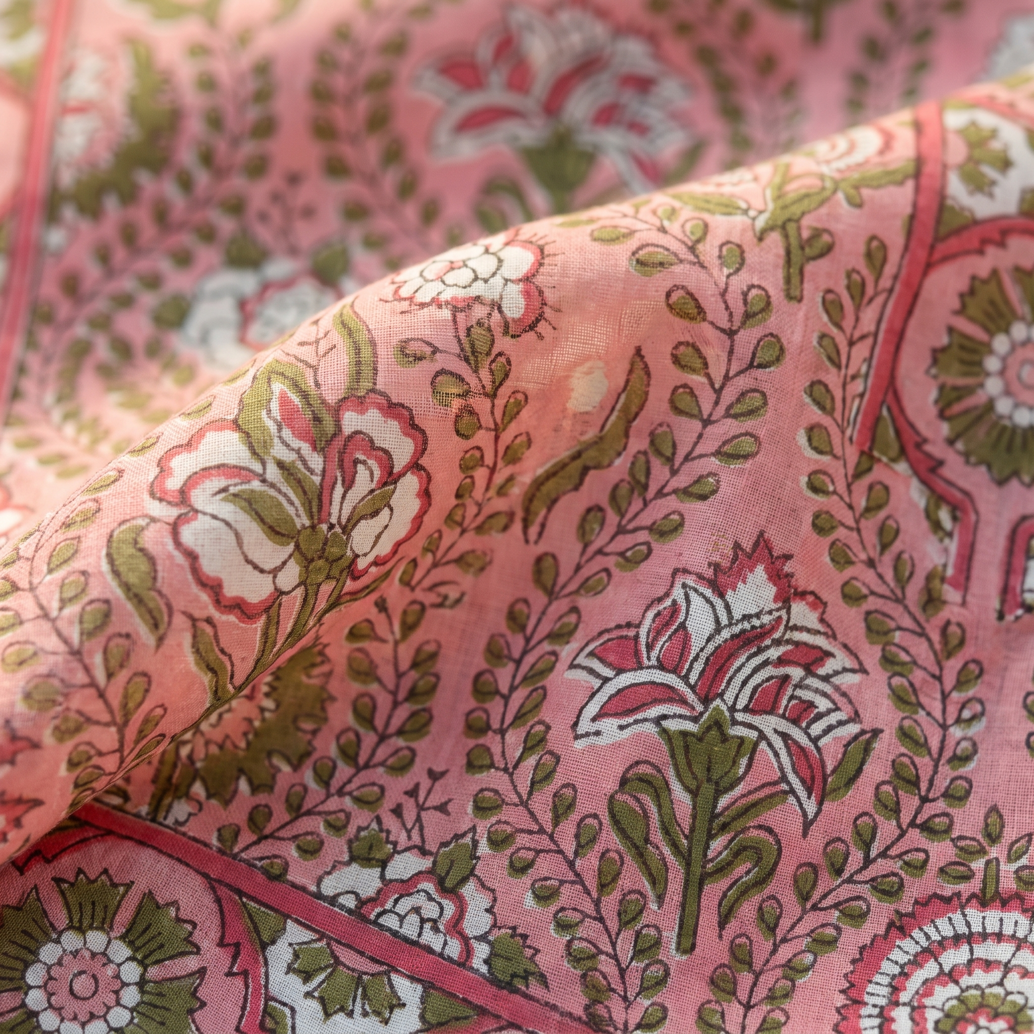 Détail du voile de coton du foulard Lalima : trame légère, feuillage olive et fleurs crème