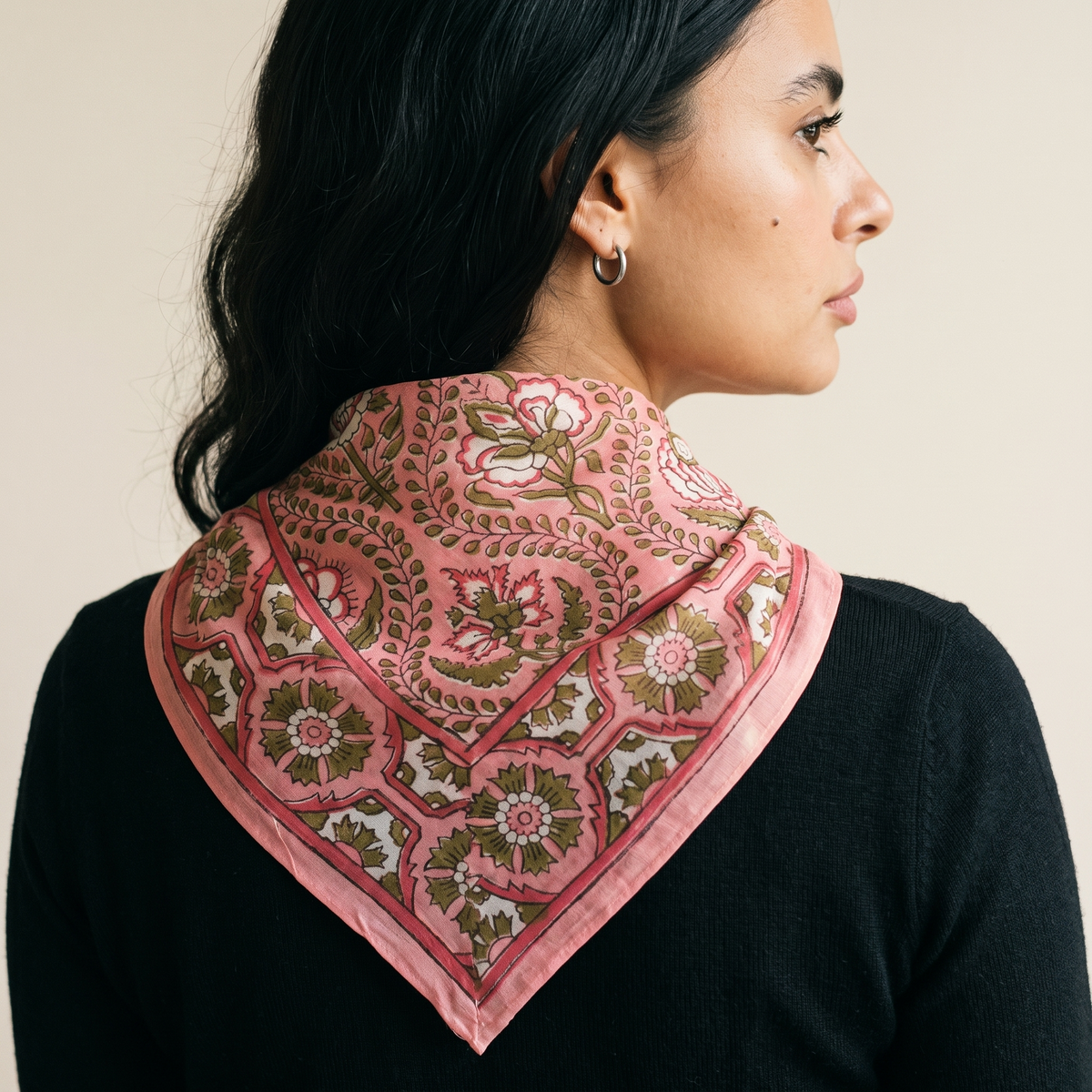 Foulard Lalima vu de dos : le drapé du voile sur la nuque, bordure à rosaces olive