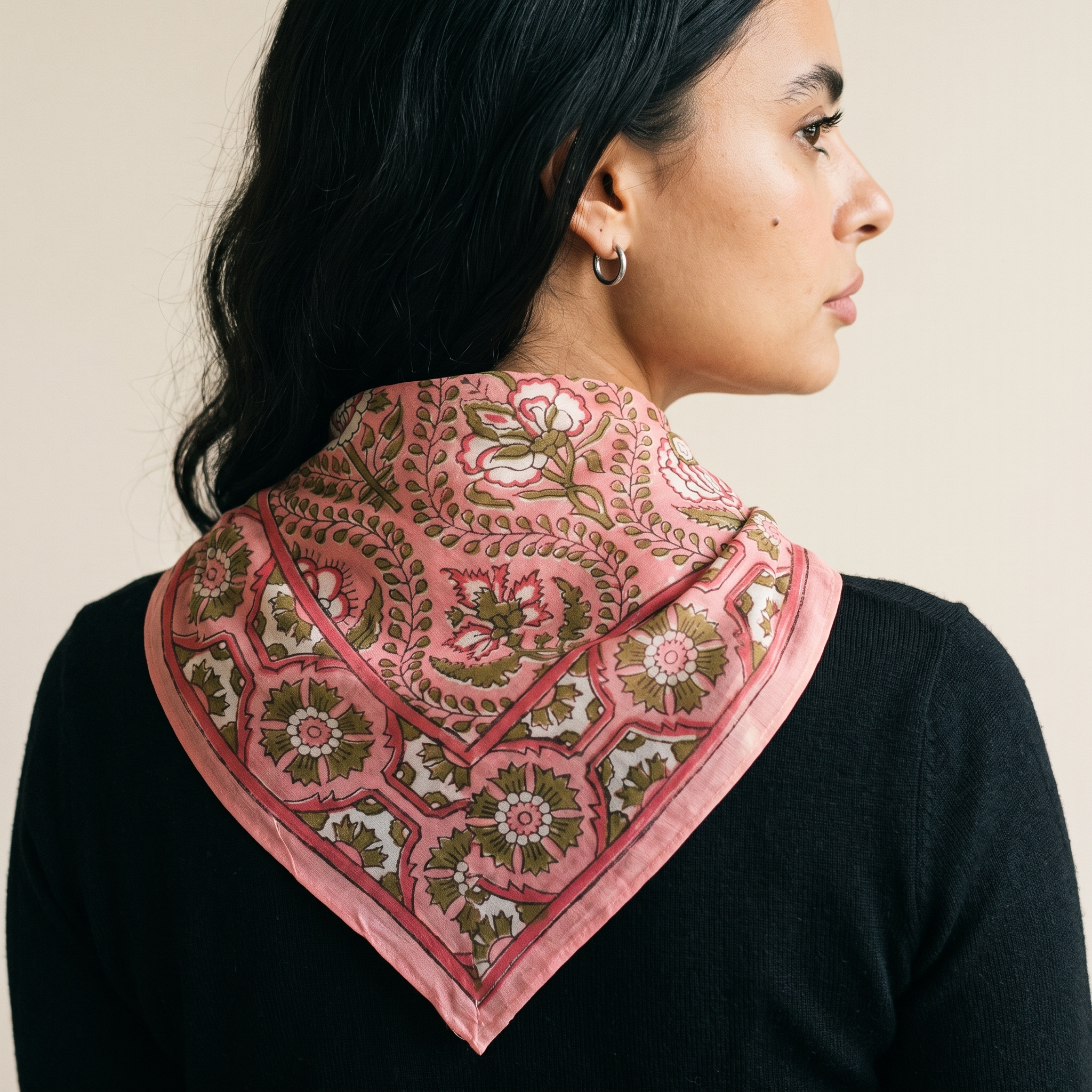 Foulard Lalima vu de dos : le drapé du voile sur la nuque, bordure à rosaces olive