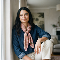 Foulard Lalima porté dans un intérieur, noué au cou sur une chemise en jean