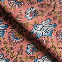 Détail du blockprint du petit foulard Usha : trame du voile de coton, fleurs bleu pétrole et volutes ocre sur rose corail