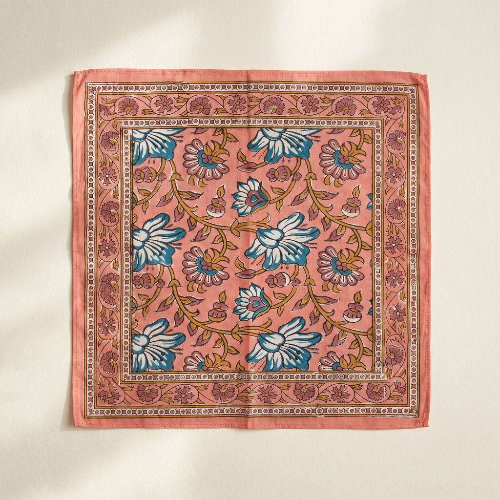 Petit foulard Usha plié à plat : le carré de 48 × 48 cm entier, semis floral et bordure de fleurons
