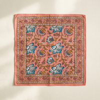Petit foulard Usha plié à plat : le carré de 48 × 48 cm entier, semis floral et bordure de fleurons