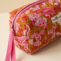 Détail de la trousse Anjali : matelassage vertical, zip et ruban de coton rose