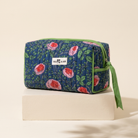 Trousse de toilette Jaya en coton matelassé blockprint bleu de nuit et vert, posée sur son socle