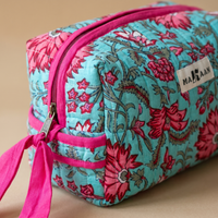 Détail de la trousse Padma : matelassage vertical, zip et ruban de coton rose