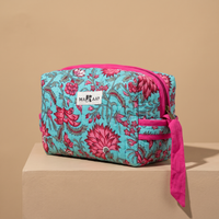 Trousse de toilette Padma en coton matelassé blockprint turquoise et rose, posée sur son socle