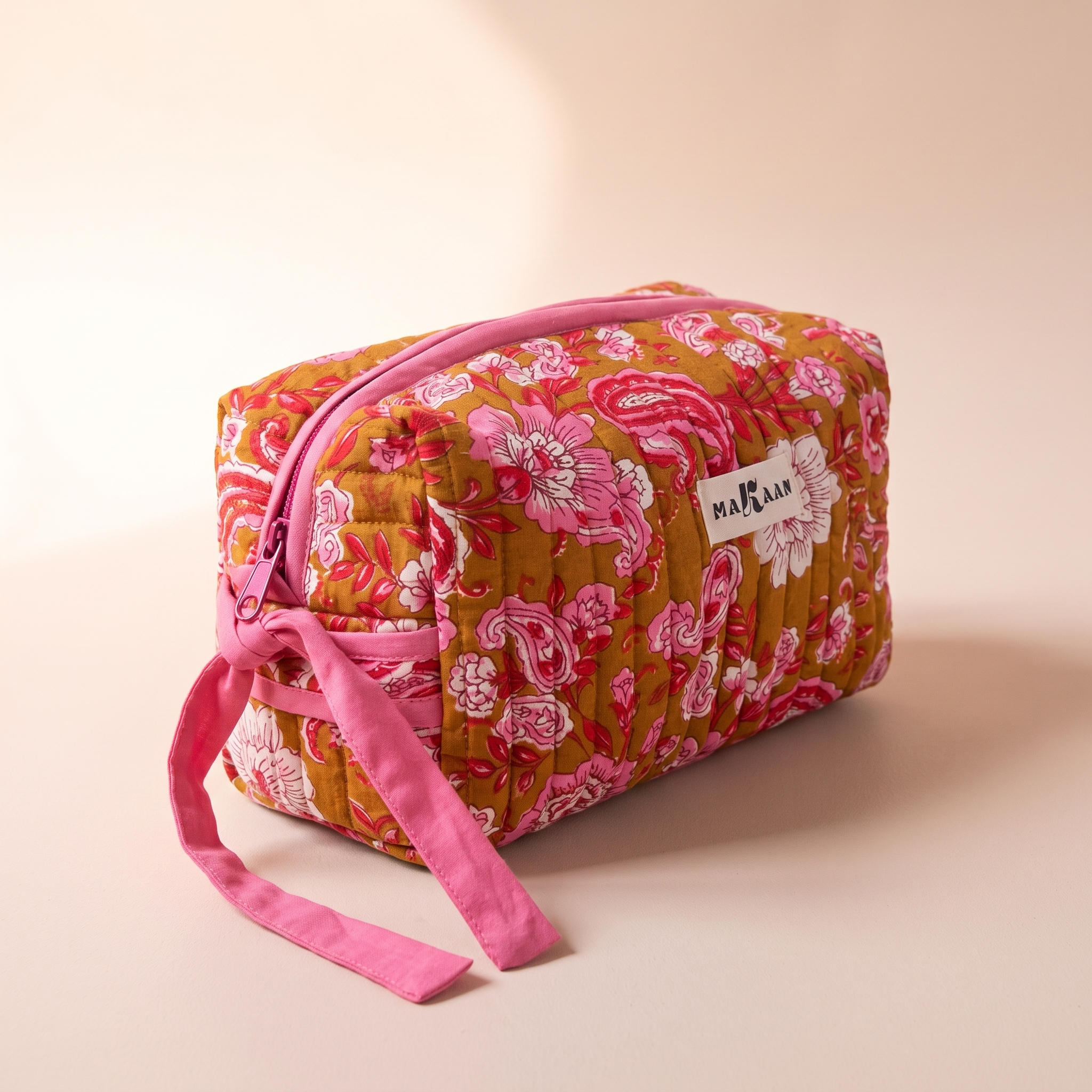 Trousse Anjali vue de trois quarts arrière, ruban de coton rose noué
