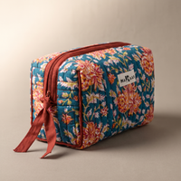 Trousse Ambar vue de trois quarts arrière, ruban de coton rouge brique noué