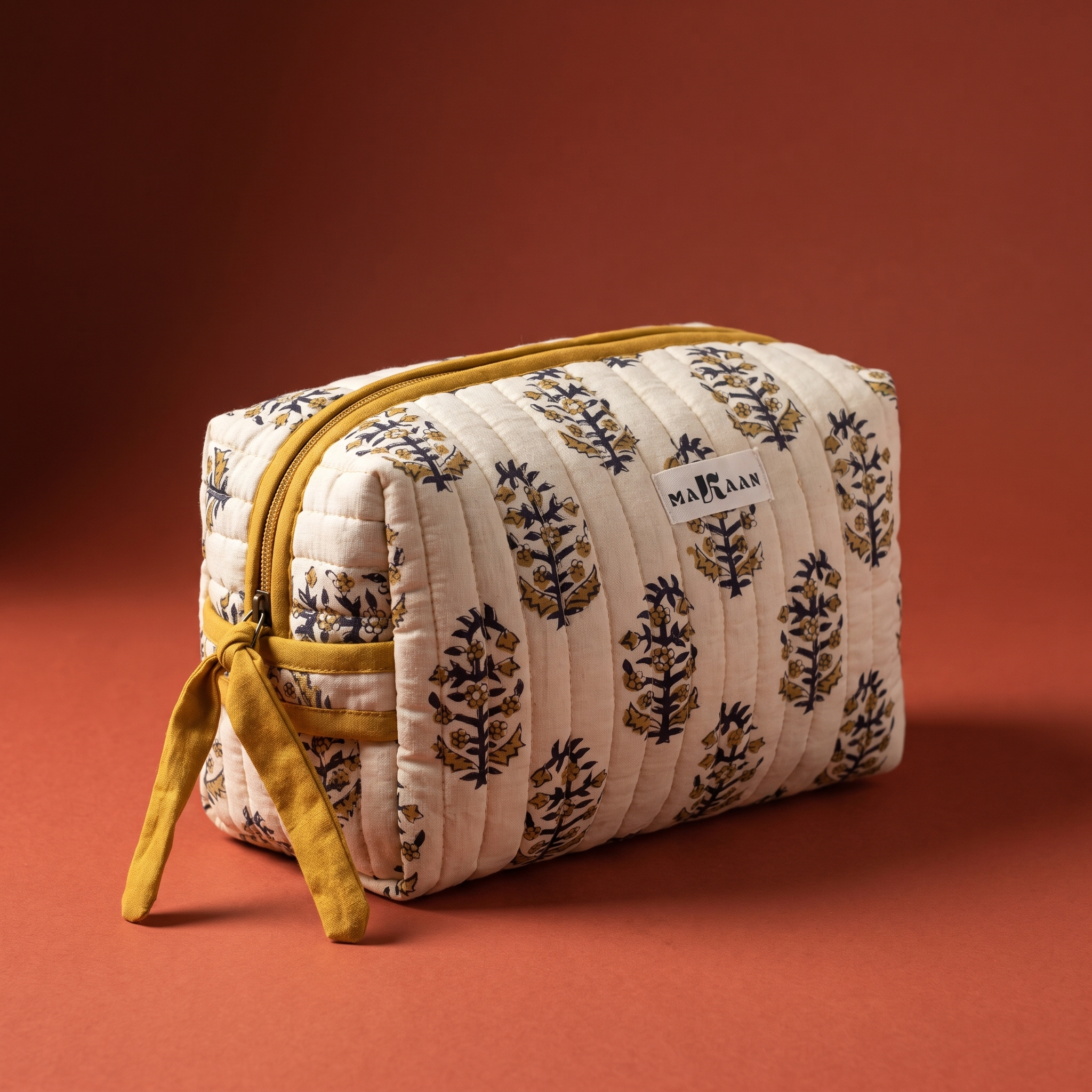 Trousse Roshni vue de trois quarts arrière, ruban de coton moutarde noué