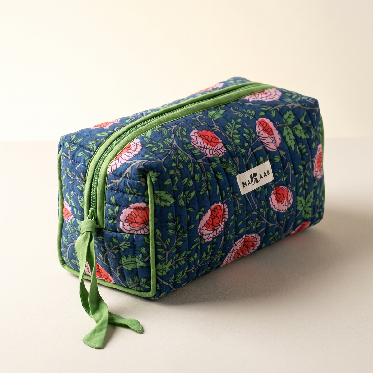 Trousse Jaya vue de trois quarts arrière, ruban de coton vert noué
