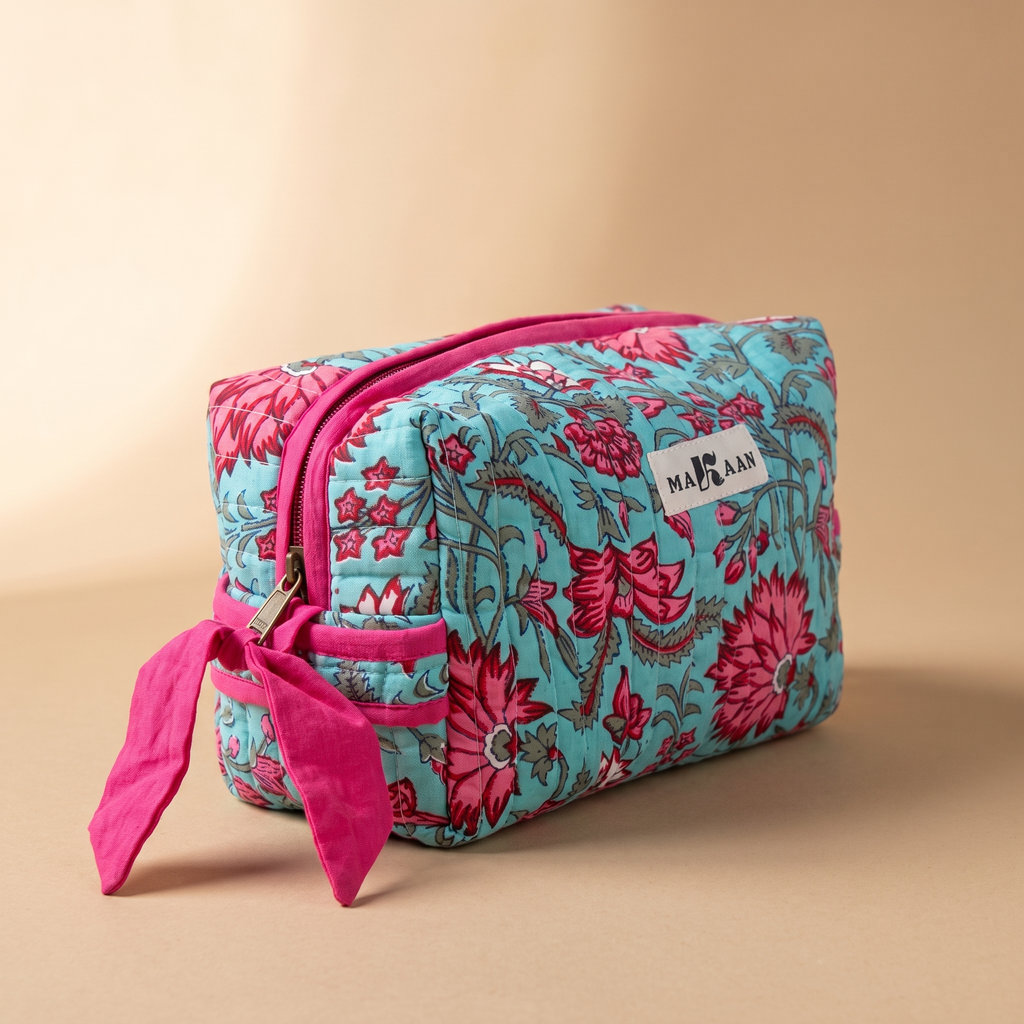 Trousse Padma vue de trois quarts arrière, ruban de coton rose noué