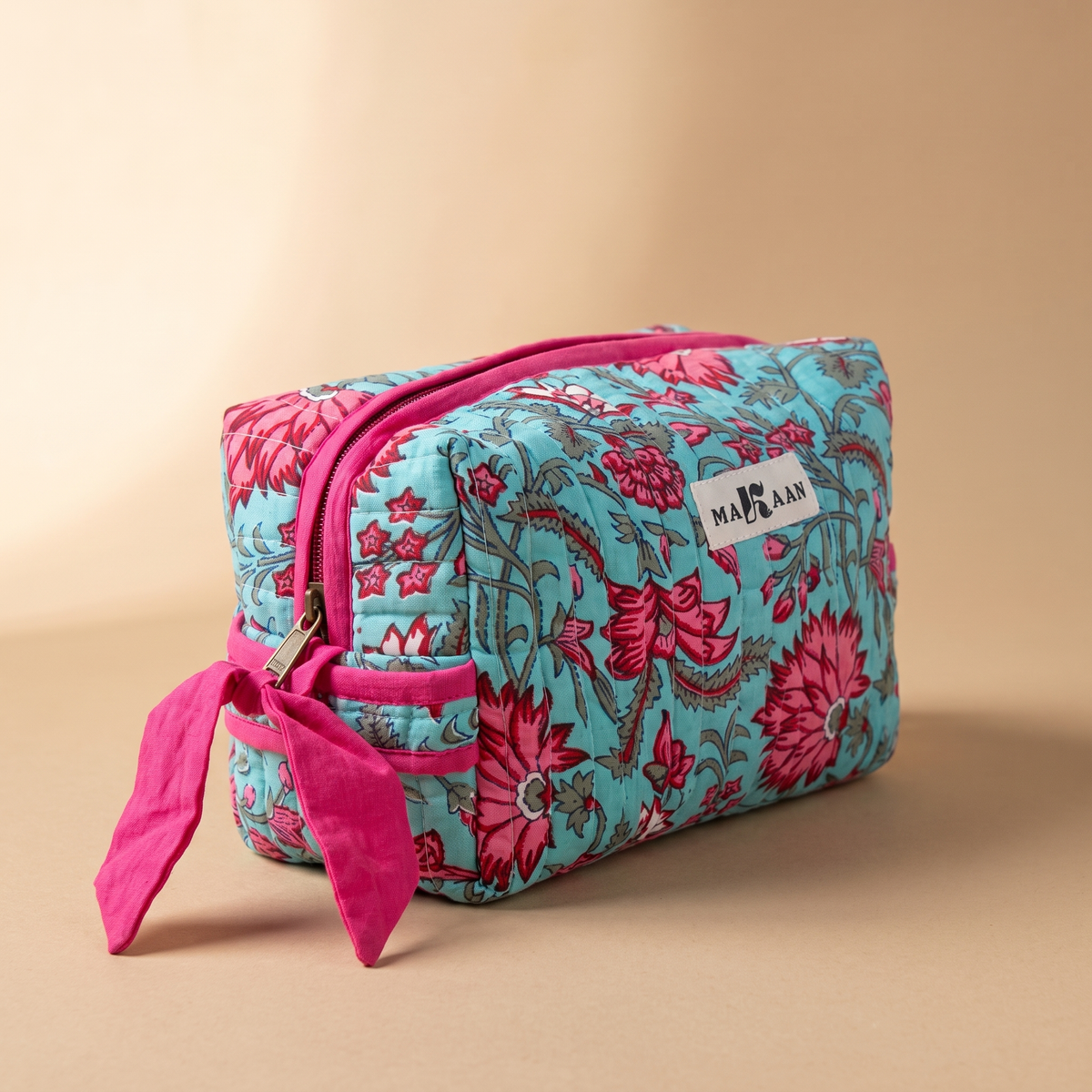 Trousse Padma vue de trois quarts arrière, ruban de coton rose noué